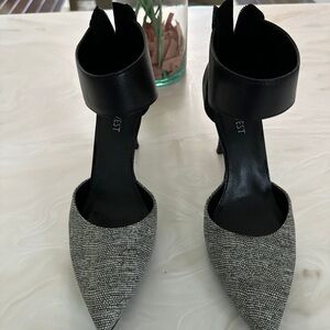 Women shoes. Good as new. I rarely use this pair of shoes.